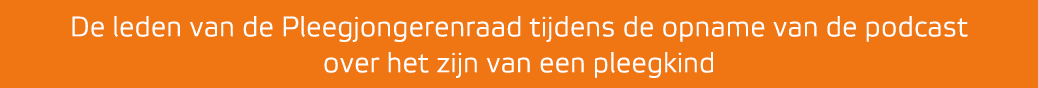 De leden van de Pleegjongerenraad tijdens de opname van de podcast over het zijn van een pleegkind