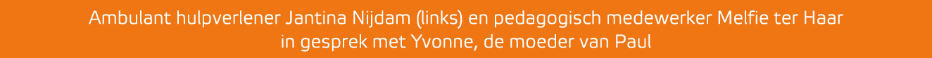 Ambulant hulpverlener Jantina Nijdam (links) en pedagogisch medewerker Melfie ter Haar in gesprek met Yvonne, de moed...