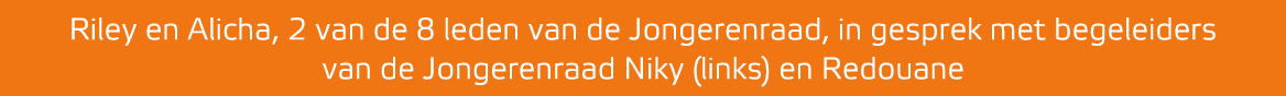 Riley en Alicha, 2 van de 8 leden van de Jongerenraad, in gesprek met begeleiders van de Jongerenraad Niky (links) en...