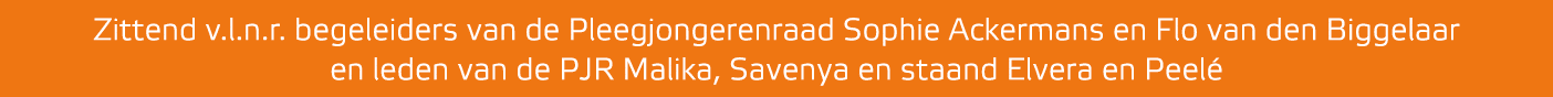 Zittend v.l.n.r. begeleiders van de Pleegjongerenraad Sophie Ackermans en Flo van den Biggelaar en leden van de PJR M...