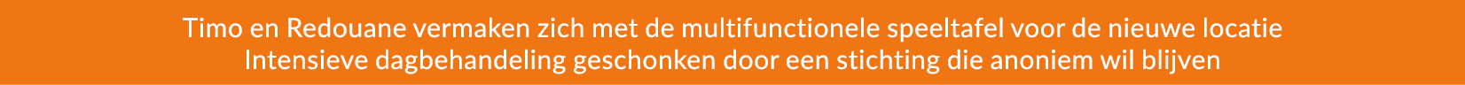 Timo en Redouane vermaken zich met de multifunctionele speeltafel voor de nieuwe locatie Intensieve dagbehandeling ge...