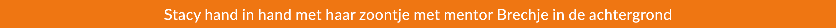 Stacy hand in hand met haar zoontje met mentor Brechje in de achtergrond