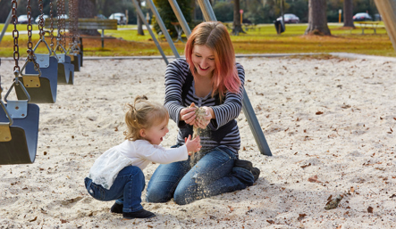 Moeder En Dochter Spelen Met Zand In Park